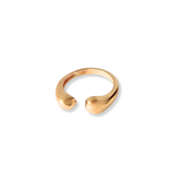 Anello Bold Open in ottone placcato oro 18kt, superficie liscia con estremità leggermente bombate, design elegante e contemporaneo da donna