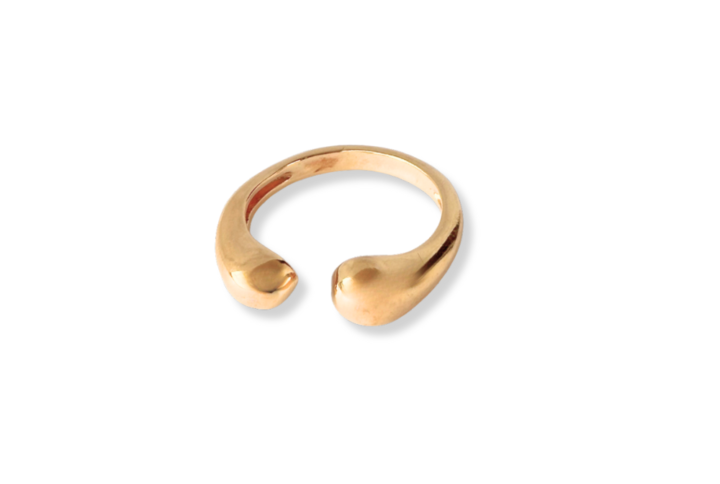 Anello Bold Open in ottone placcato oro 18kt, superficie liscia con estremità leggermente bombate, design elegante e contemporaneo da donna