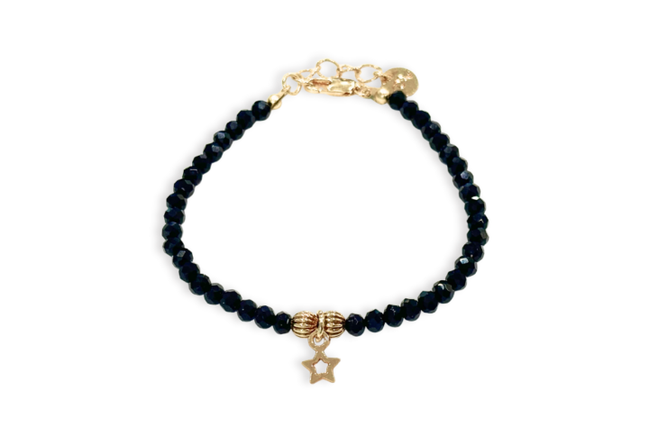 Bracciale Clio in ottone placcato oro 18kt con cristalli e portafortuna, design elegante e raffinato da donna, gioiello artigianale SerenaBi