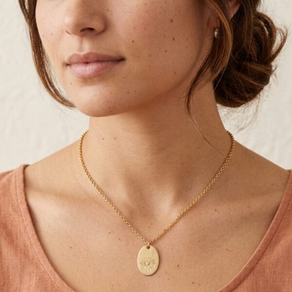 collana birthflower classic con medaglietta ovale e fiore inciso personalizzabile SerenaBi