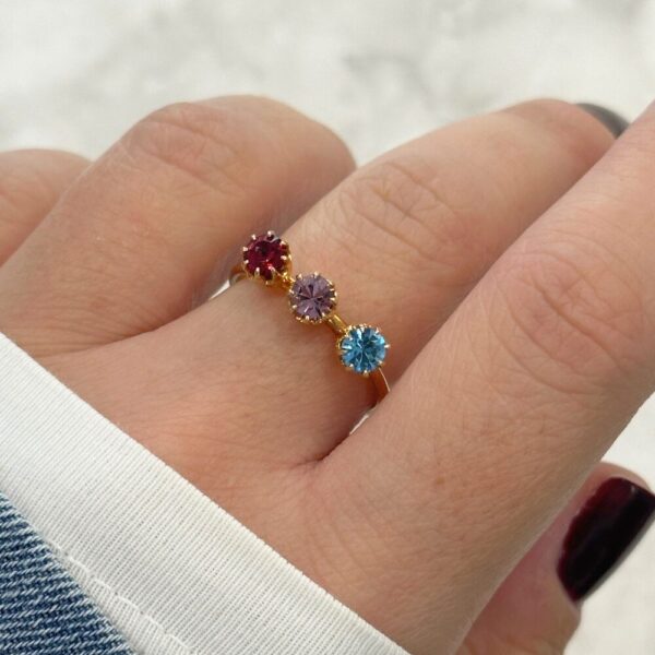 Dettaglio indossato Anello Birthstone SerenaBi – anello placcato oro con due o tre pietre del mese taglio brillante, regolabile