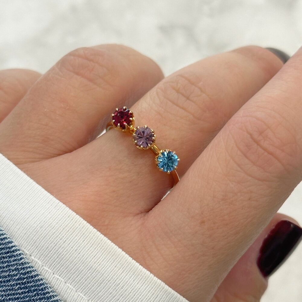 Dettaglio Indossato _Anello Tre pietre _Birthstone Collection_placcato oro18kt