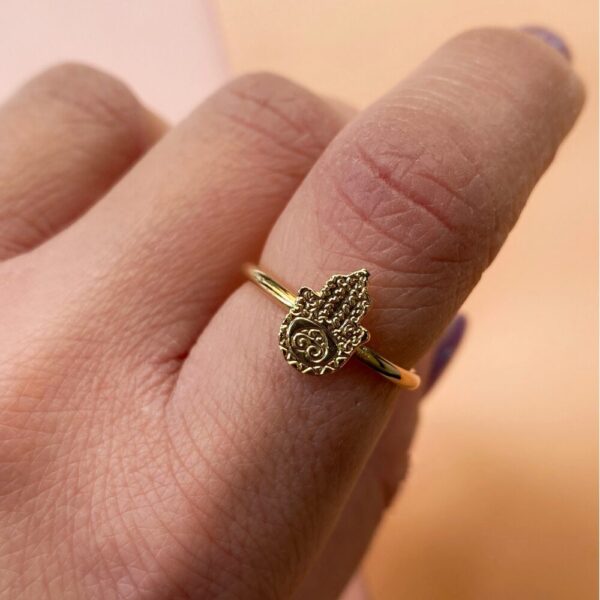 Dettaglio Indossato_ anello Lucky Classic_con portafortuna