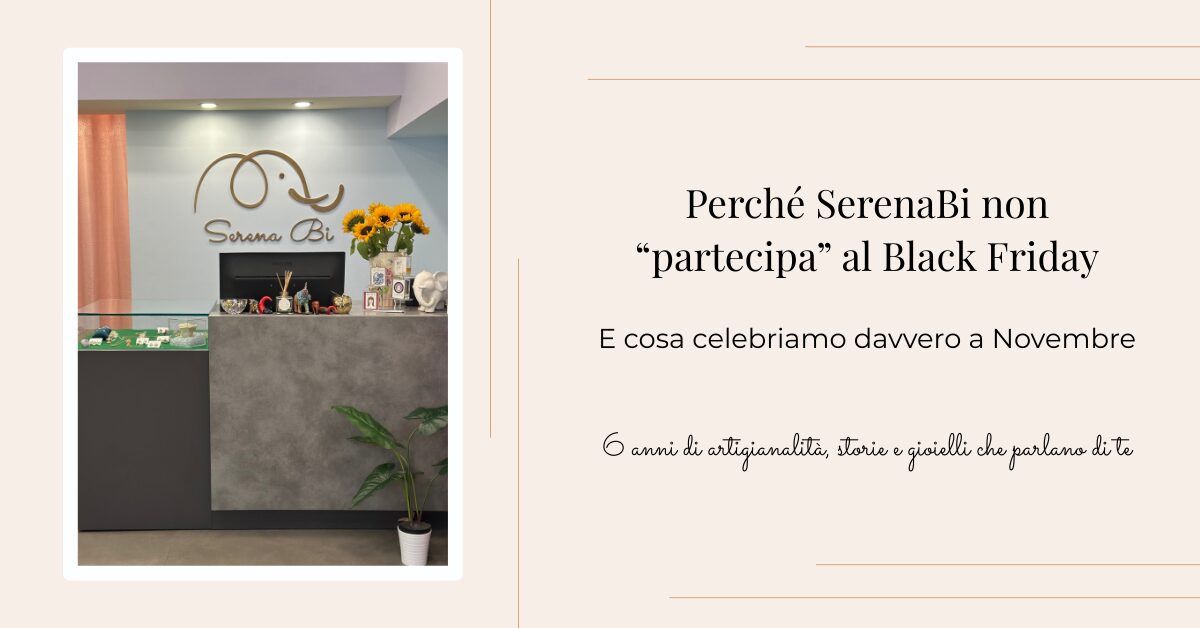 Interno del laboratorio SerenaBi con il logo visibile, spazio artigianale dove nascono i gioielli realizzati a mano, immagine di copertina dell’articolo sul perché SerenaBi non partecipa al Black Friday.