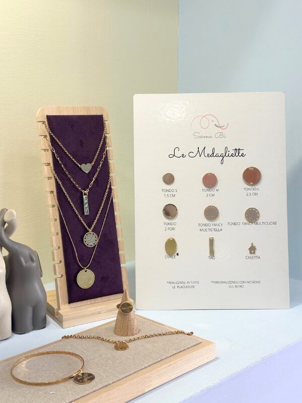 Dettaglio angolo accessori incisi del serenaBi lab