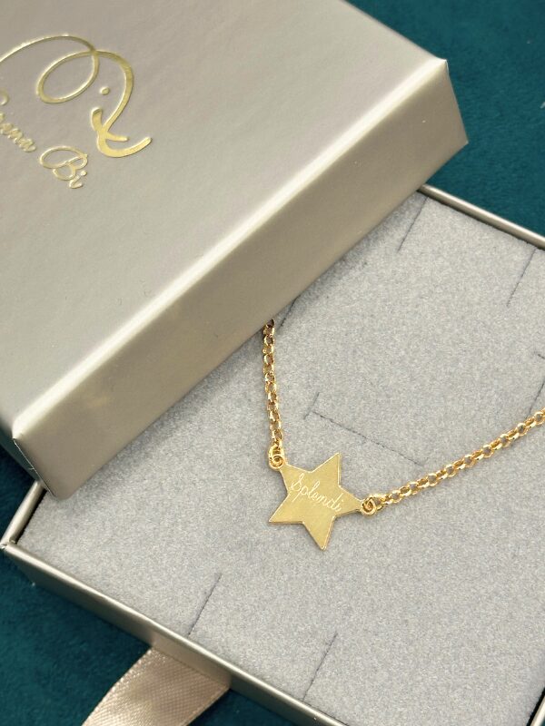 Dettaglio collana stella con incisione personalizzata
