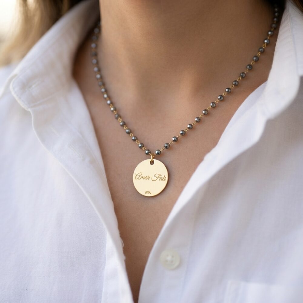 Collana Rosary Classic Personalizzabile indossata – ematite