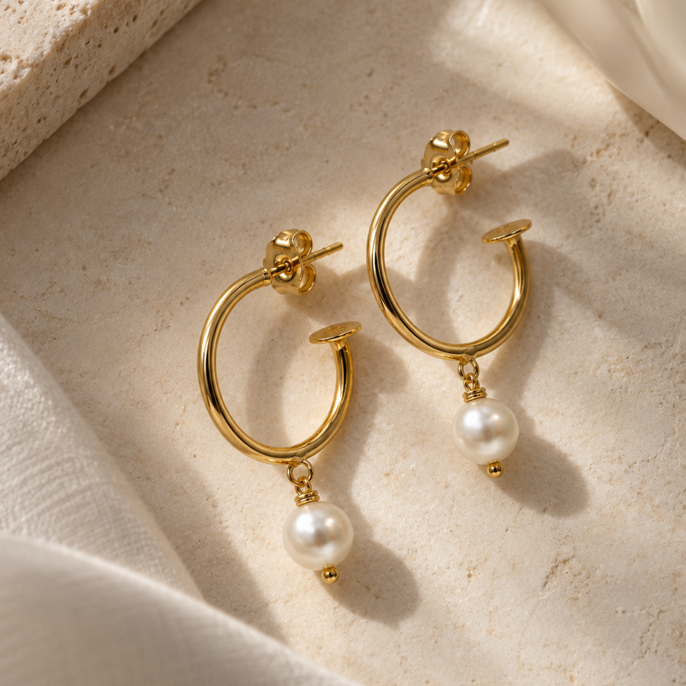 Dettaglio orecchini Pearl Hoops