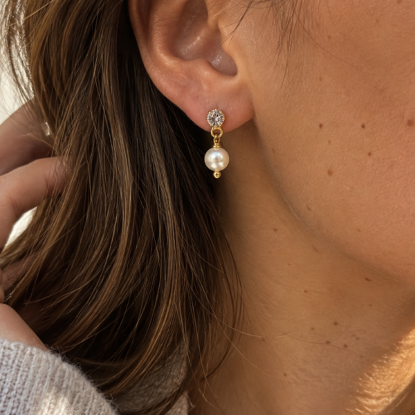 Orecchini Pearl Glow con perla indossati