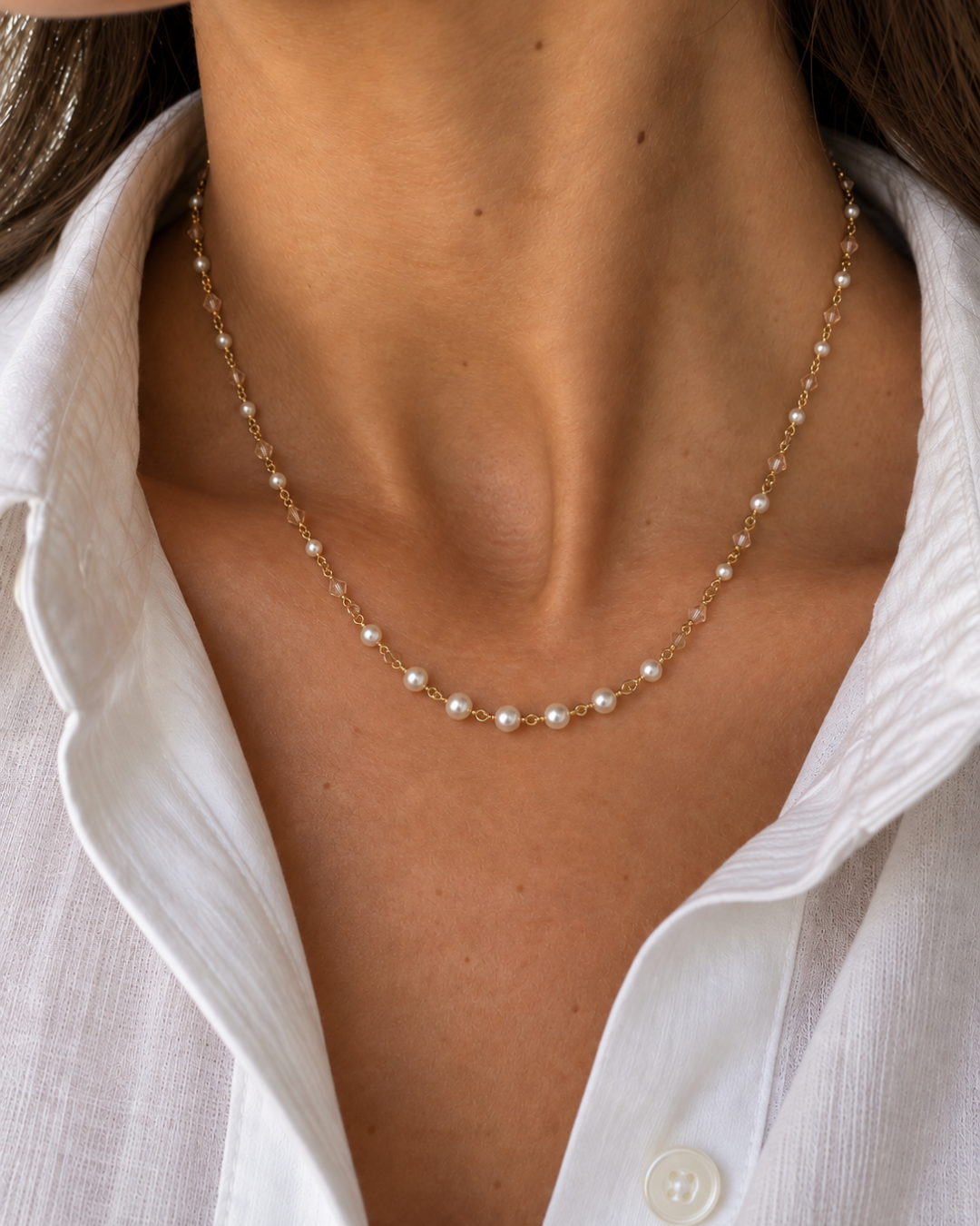 Collana con perle e cristalli della collezione Pearl Edit Serena Bi indossata